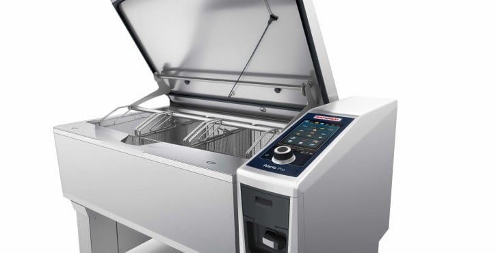 Panela basculante de aço inox com tampa aberta, cestos de fritura na cuba e painel touch com botão giratório à direita